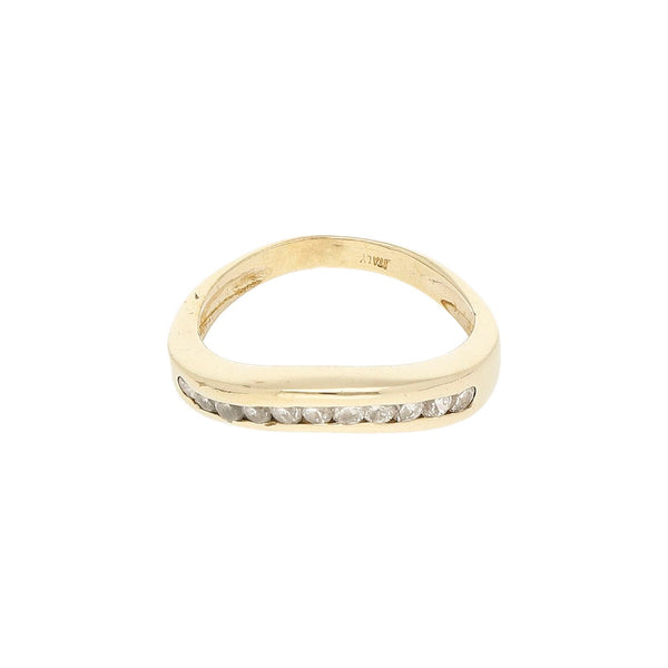 Anillo ondulado con circonias en oro amarillo 14 kilates.