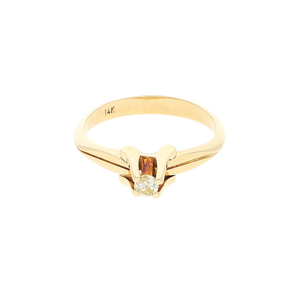 Anillo de compromiso con diamante en oro amarillo 14 kilates.