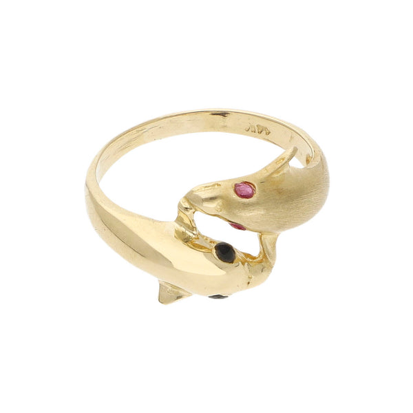 Anillo ondulado motivo delfines con rubíes y zafiros en oro amarillo 14 kilates.