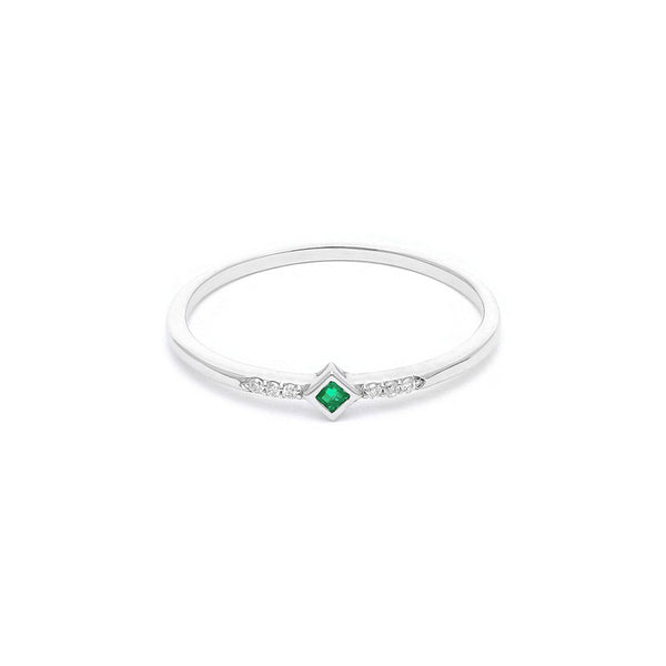 Anillo liso con diamantes y esmeralda en oro blanco 14 kilates.