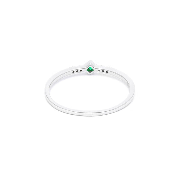 Anillo liso con diamantes y esmeralda en oro blanco 14 kilates.