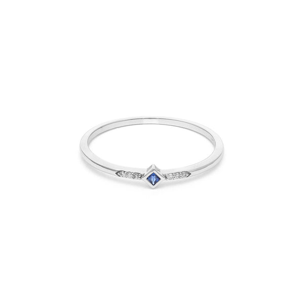 Anillo diseño especial con diamantes y zafiro en oro blanco 14 kilates.