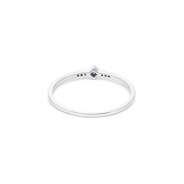 Anillo diseño especial con diamantes y zafiro en oro blanco 14 kilates.