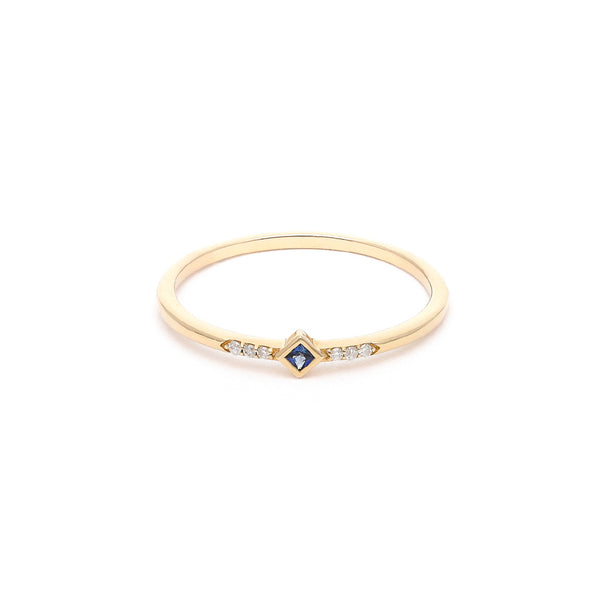 Anillo liso con diamantes y zafiro en oro amarillo 14 kilates.
