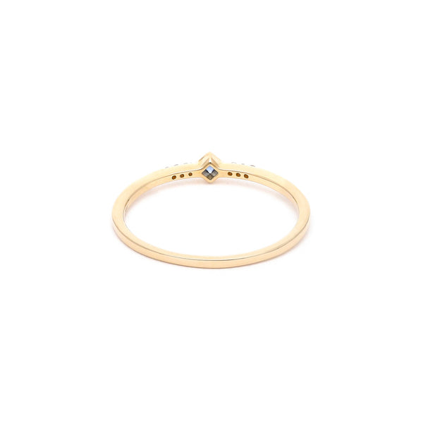Anillo liso con diamantes y zafiro en oro amarillo 14 kilates.