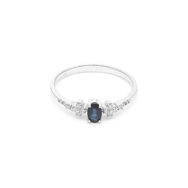 Anillo diseño especial con diamantes y zafiro en oro blanco 14 kilates.