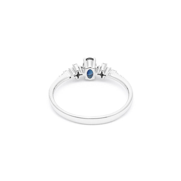 Anillo diseño especial con diamantes y zafiro en oro blanco 14 kilates.