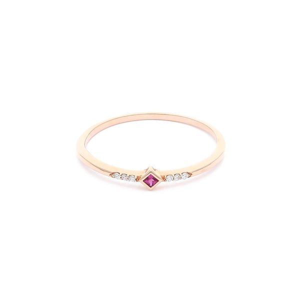 Anillo liso con diamantes y rubí en oro rosa 14 kilates.