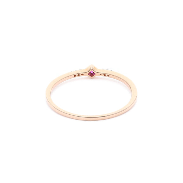 Anillo liso con diamantes y rubí en oro rosa 14 kilates.