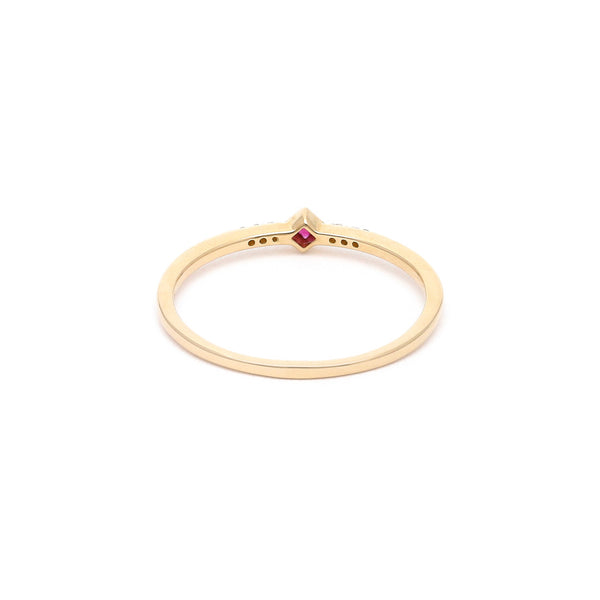 Anillo diseño especial con diamantes y rubí en oro amarillo 14 kilates.