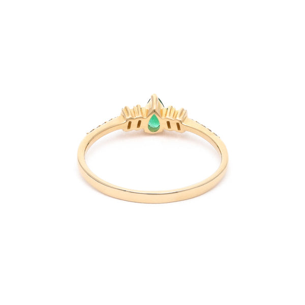 Anillo diseño especial con diamantes y esmeralda en oro amarillo 14 kilates.