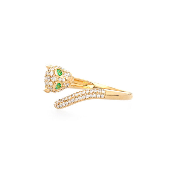 Anillo diseño especial motivo felino con diamantes y esmeraldas en oro amarillo 14 kilates.