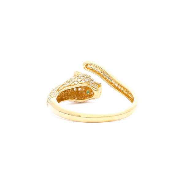 Anillo diseño especial motivo felino con diamantes y esmeraldas en oro amarillo 14 kilates.