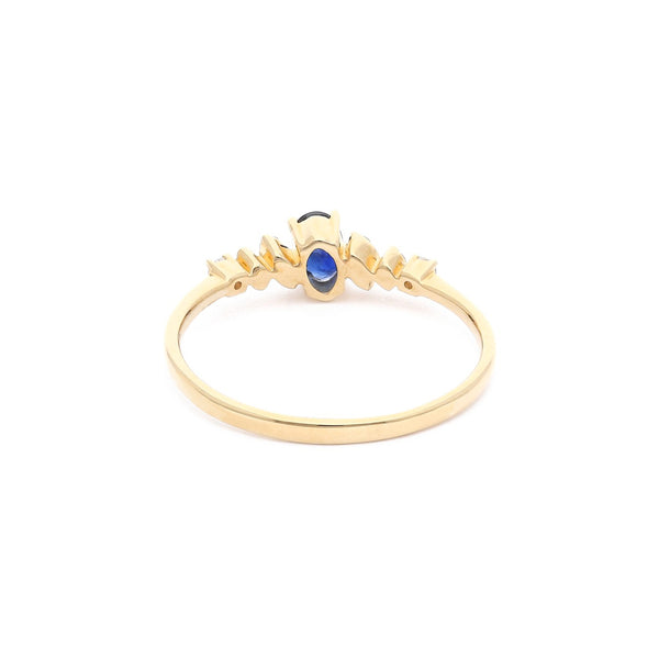 Anillo diseño especial con diamantes y zafiro en oro amarillo 14 kilates.