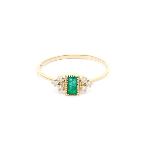 Anillo diseño especial con diamantes y esmeralda en oro amarillo 14 kilates.