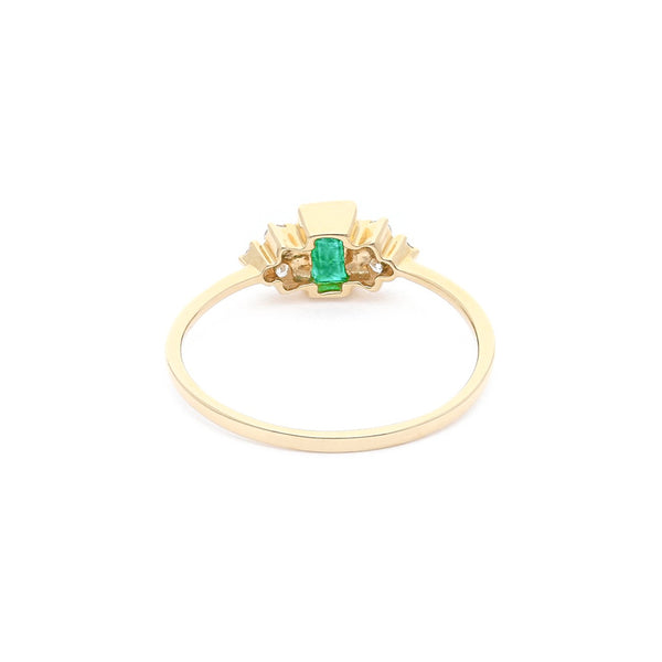 Anillo diseño especial con diamantes y esmeralda en oro amarillo 14 kilates.