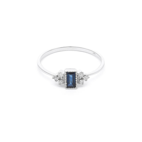Anillo diseño especial con diamantes y zafiro en oro blanco 14 kilates.