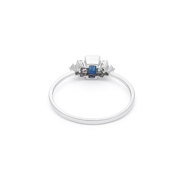 Anillo diseño especial con diamantes y zafiro en oro blanco 14 kilates.