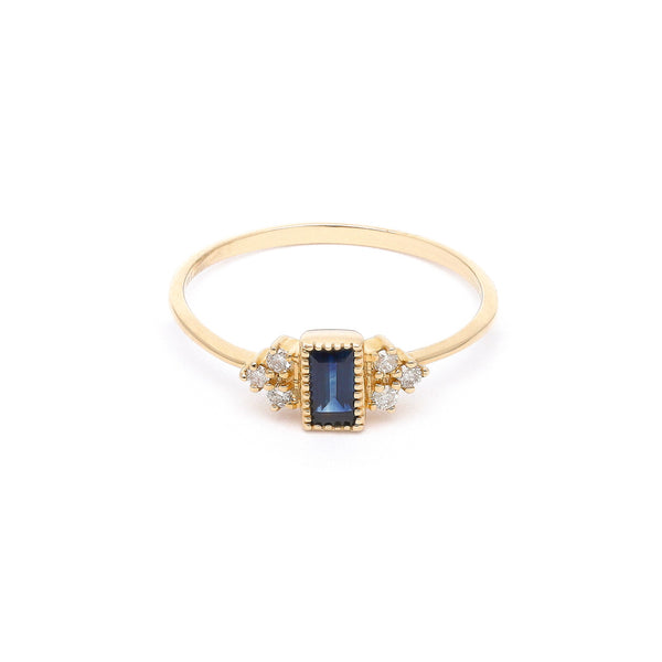 Anillo diseño especial con diamantes y zafiro en oro amarillo 14 kilates.