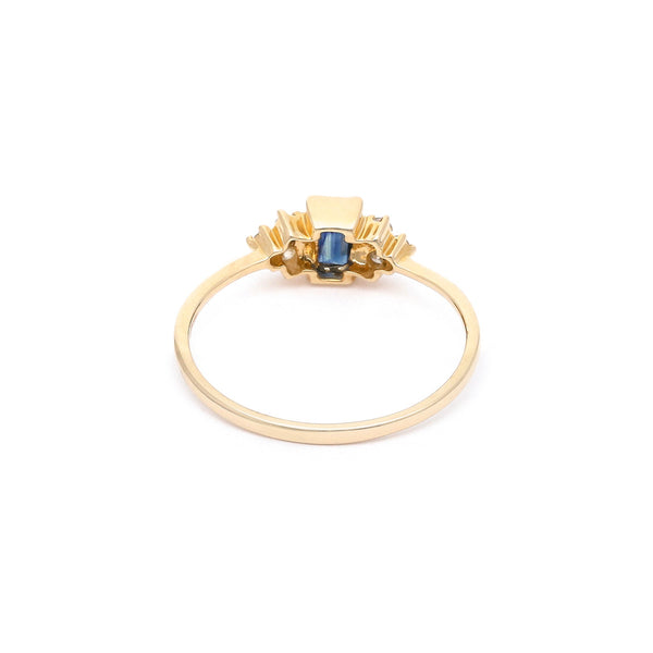 Anillo diseño especial con diamantes y zafiro en oro amarillo 14 kilates.