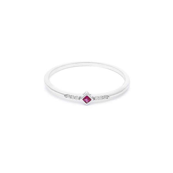 Anillo diseño especial con diamantes y rubí en oro blanco 14 kilates.