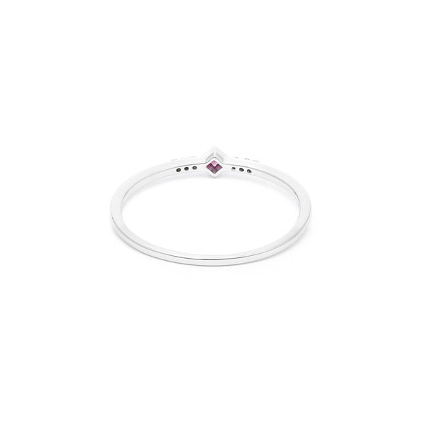 Anillo diseño especial con diamantes y rubí en oro blanco 14 kilates.