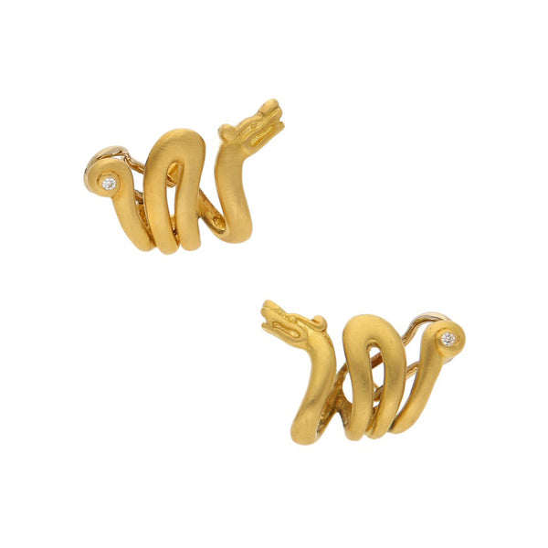 Aretes estilizados firma H. Stern motivo dragones con diamantes en oro amarillo 18 kilates.