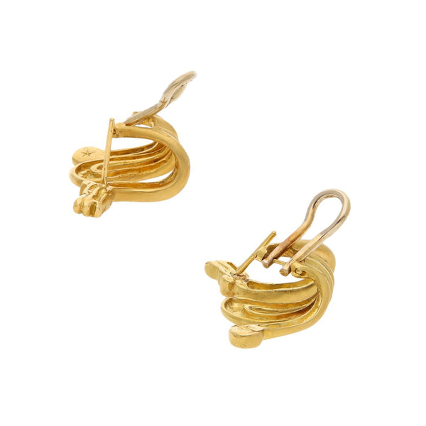 Aretes estilizados firma H. Stern motivo dragones con diamantes en oro amarillo 18 kilates.