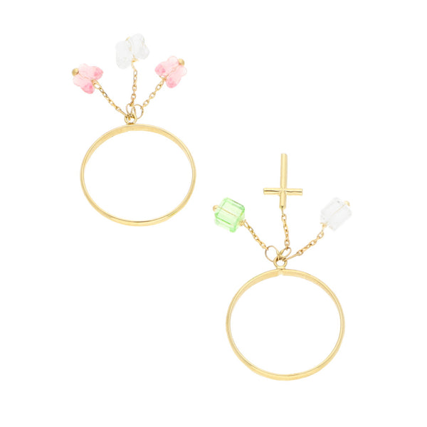 Dos argollas lisas con colgantes en oro amarillo 14 kilates.