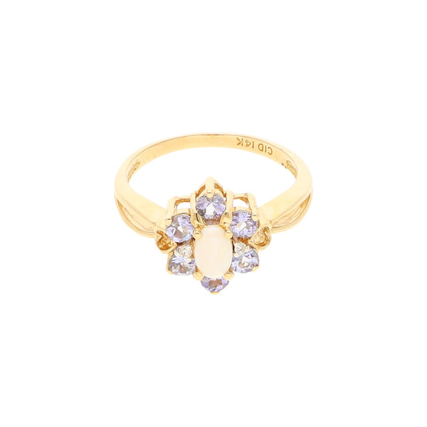 Anillo calado con diamantes, ópalo y sintéticos en oro amarillo 14 kilates.