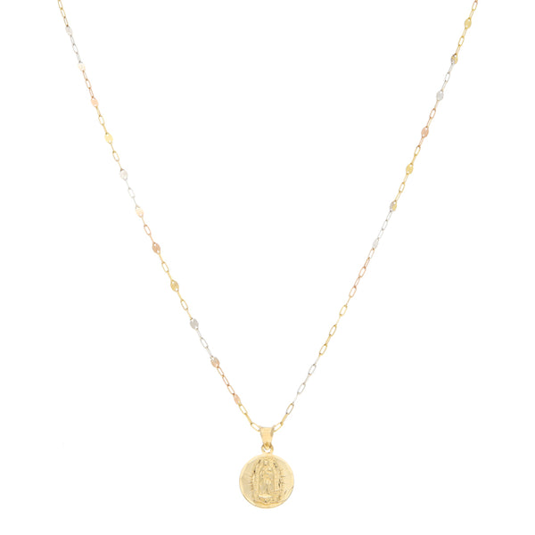 Collar eslabón cruzado y medalla labrada motivo Virgen de Guadalupe en oro tres tonos 14 kilates.