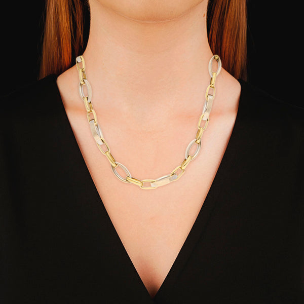 Collar eslabón cruzado en oro dos tonos 18 kilates.