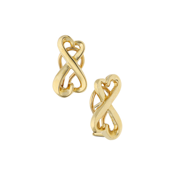 Par aretes calados firma Tiffany & Co. en oro amarillo 18 kilates.