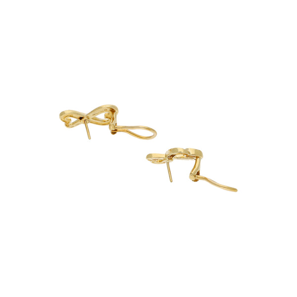 Par aretes calados firma Tiffany & Co. en oro amarillo 18 kilates.