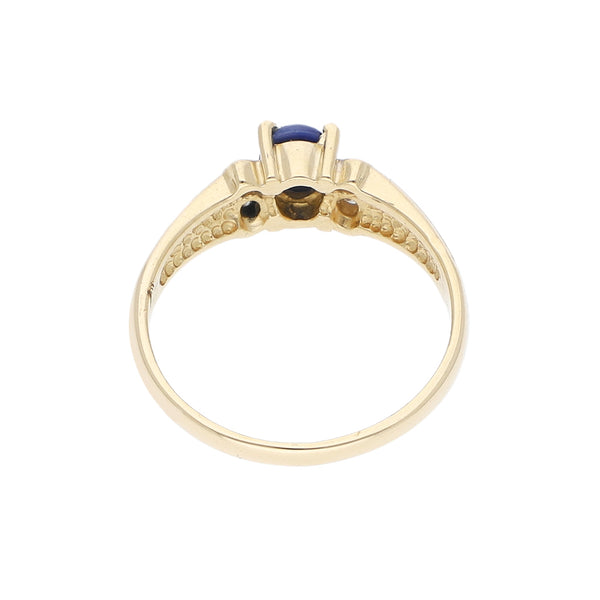 Anillo diseño especial con zafiro estrella y circonias en oro amarillo 14 kilates.