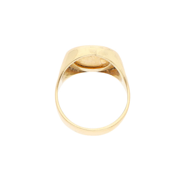 Anillo tipo sello con aplicación de moneda en oro 14 kilates y diamantes en oro amarillo 12 kilates.