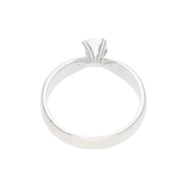 Anillo de compromiso con circonia en oro blanco 14 kilates.