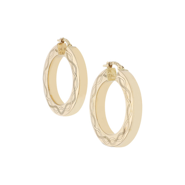 Arracadas huecas en oro amarillo 14 kilates.