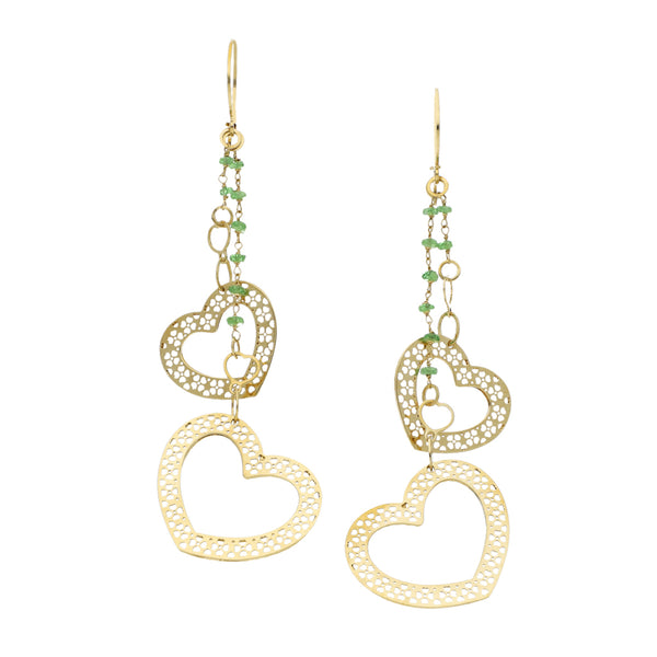 Aretes calados con colgantes y esmeraldas motivo corazón en oro amarillo 18 kilates.