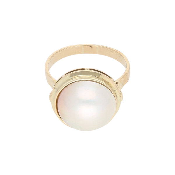 Anillo diseño especial con media perla en oro amarillo 14 kilates.