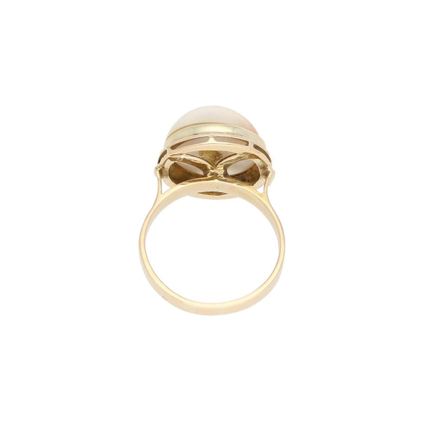 Anillo diseño especial con media perla en oro amarillo 14 kilates.