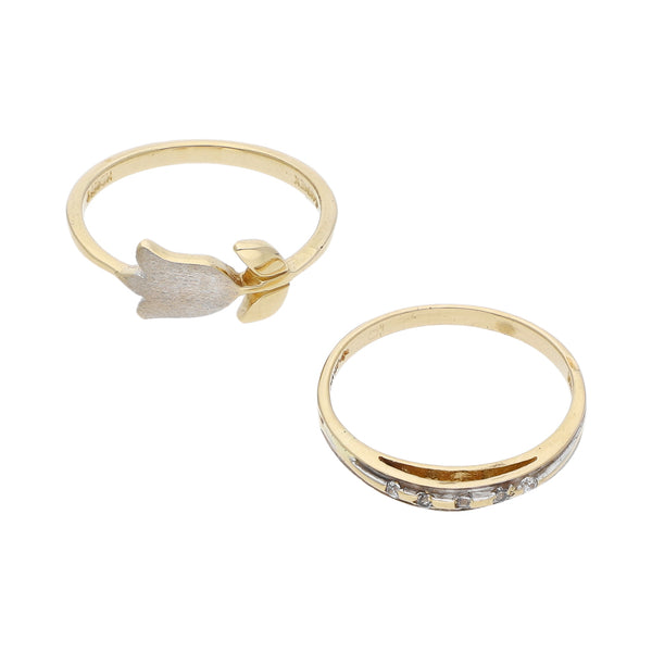 Dos anillos diseño especial motivo flor y circonias en oro amarillo 14 kilates.