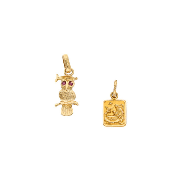 Dos dijes labrados motivo búho con rubies y ángel en oro amarillo 14 kilates.
