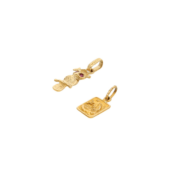 Dos dijes labrados motivo búho con rubies y ángel en oro amarillo 14 kilates.