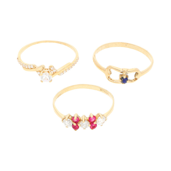 Tres anillos diseño especial con sintéticos en oro amarillo 14 kilates.