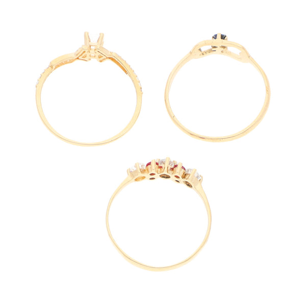 Tres anillos diseño especial con sintéticos en oro amarillo 14 kilates.