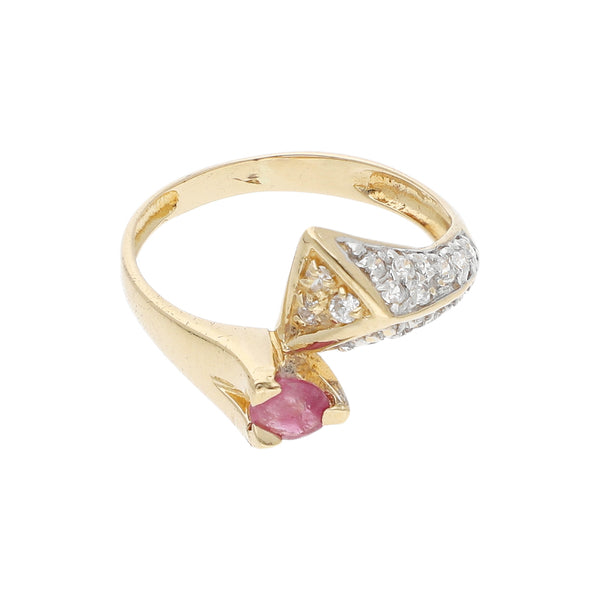Anillo ondulado con rubí y circonias en oro amarillo 14 kilates.