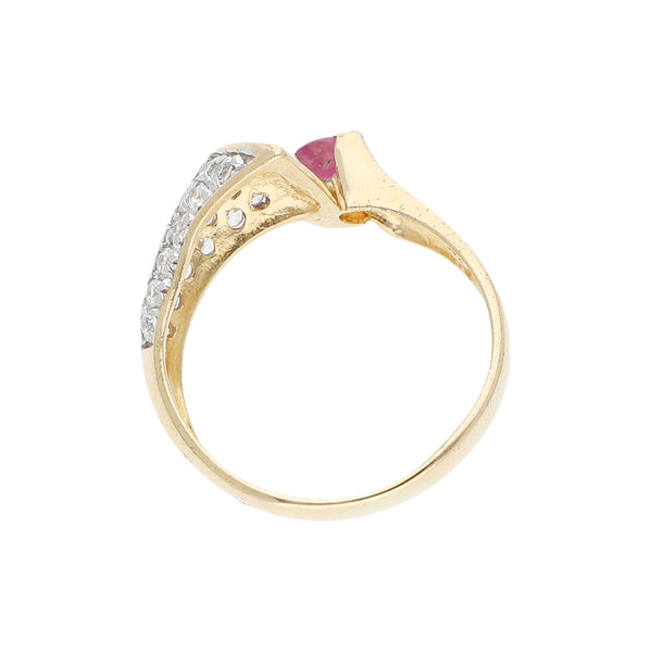 Anillo ondulado con rubí y circonias en oro amarillo 14 kilates.