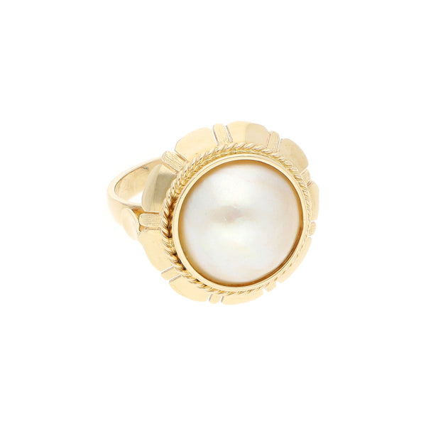 Anillo diseño especial con perla en oro amarillo 14 kilates.