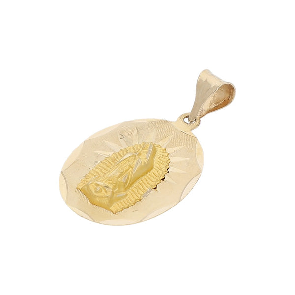 Medalla diseño especial motivo Virgen de Guadalupe en oro amarillo 14 kilates.